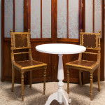 Restaureeritud sirm, toolid ja laud.